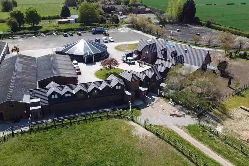 Hanaverian Suit With Amazing Views Of Stud Farm. Driffield Exterior photo
